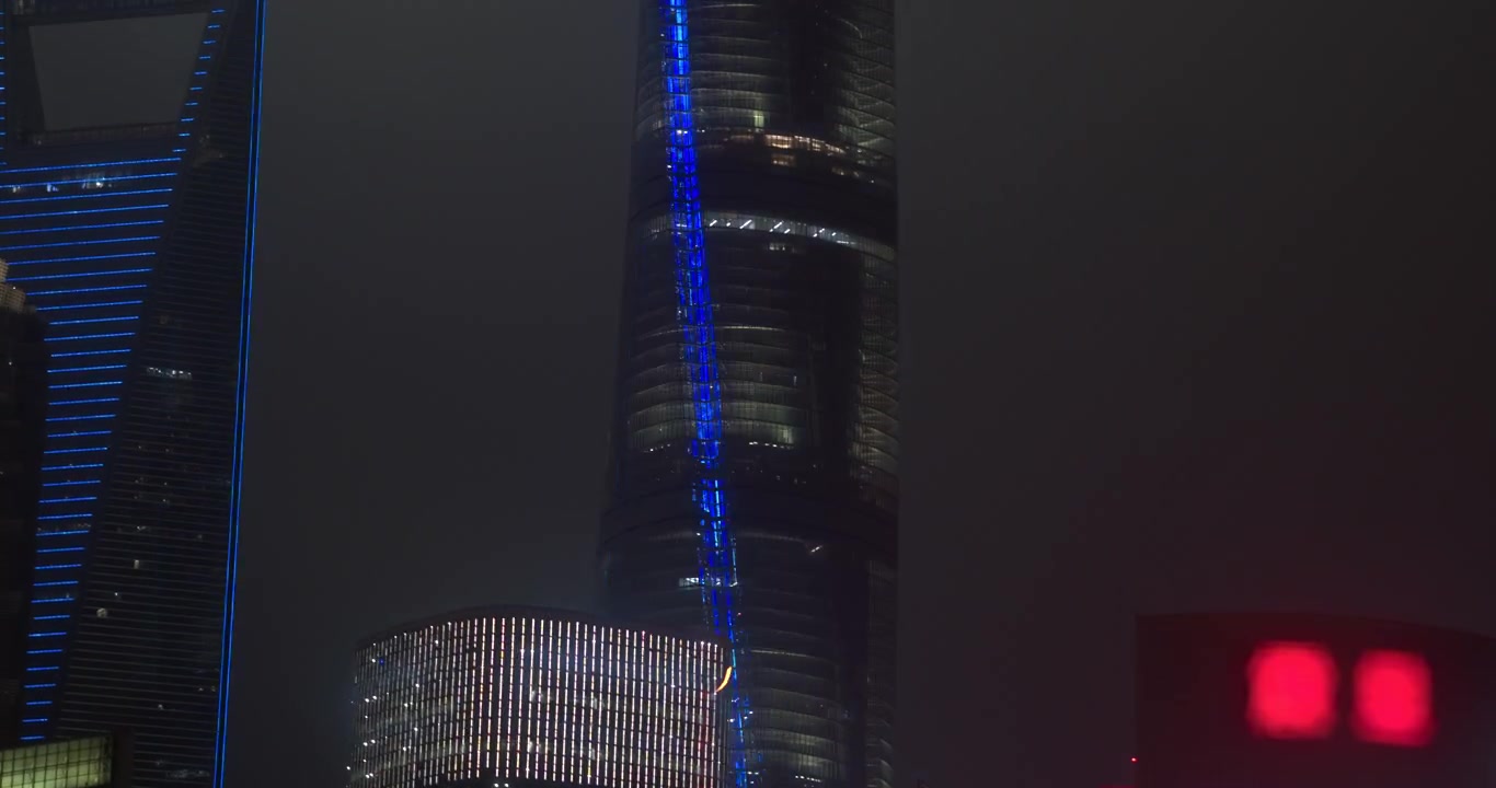 Torre de Xangai Iluminada à Noite na Névoa