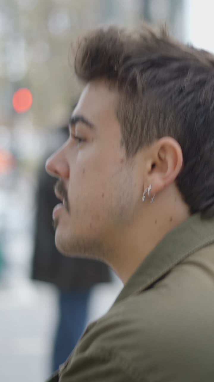 perfil en primer plano de un joven