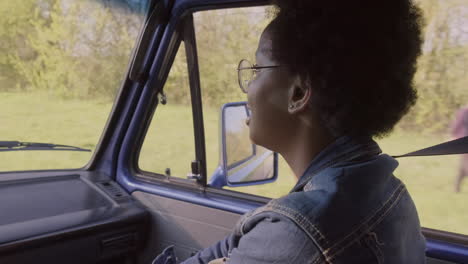 Una-Joven-Negra-Divirtiéndose-Durante-Un-Viaje-Por-Carretera-En-La-Caravana-1