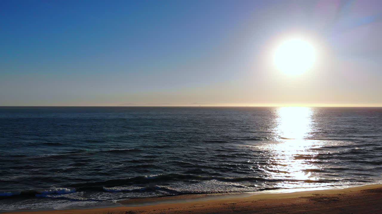 깨끗하고 선명한 와이드 트래킹 공중 4k 드론 샷 - 아름다운 일몰과 파도 - 캘리포니아 남부 헌팅턴 비치에서 서핑