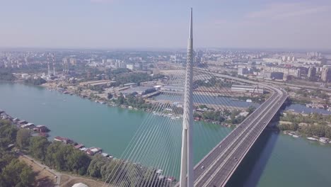 Toma-Aérea-Estática-De-4k-Del-Río-Sava-Y-El-Puente-Ada-En-El-Centro-De-La-Ciudad-De-Belgrado