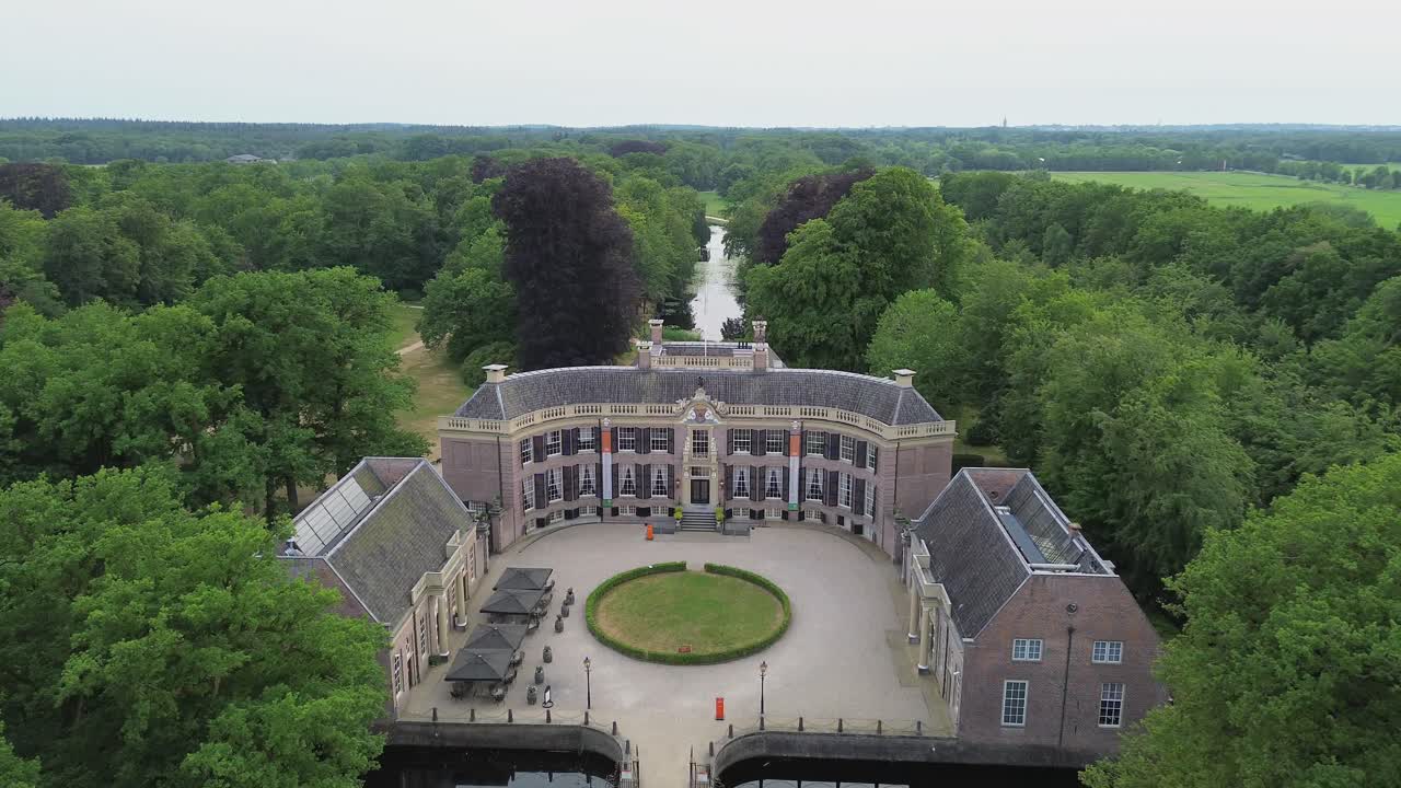 castillo groeneveld en un pequeño pueblo llamado baarn