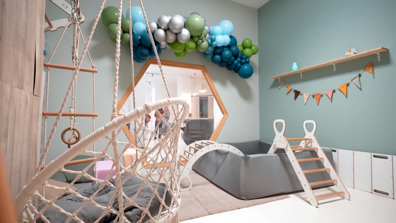 Sala giochi moderna per bambini con sedia a dondolo e area soft play