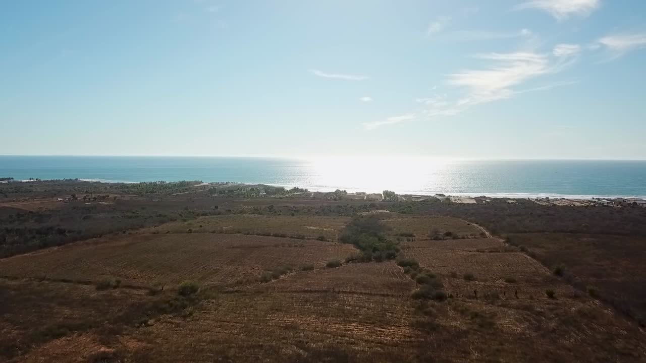 fotografía de avión no tripulado de la costa de sinaloa, soleada, por la tarde, océano, campos, playa, carretera