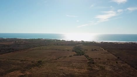 Toma-De-Drone-De-La-Costa-De-Sinaloa,-Soleado,-Tarde,-Océano,-Campos,-Playa,-Carretera