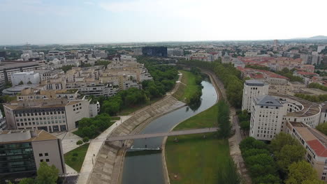 Luftdrohnenaufnahme-Des-Flusses-Le-Lez-In-Montpellier,-Frankreich