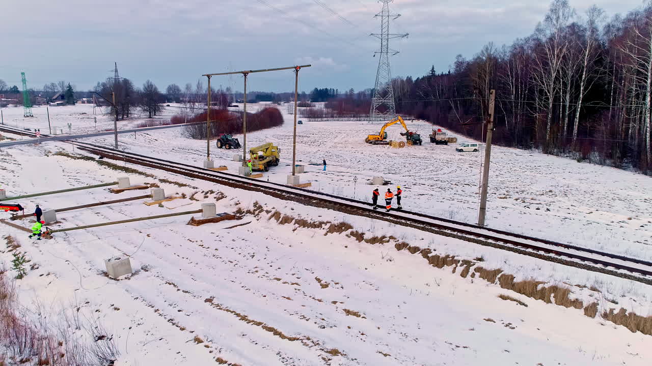 겨울 시골의 전신주와 송전탑에서 일하는 전기 기술자 - 오름차순 조감도