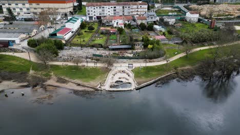 piscina termal y área de parque en chavasqueira a lo largo del río en ourense galicia españa, retiro aéreo