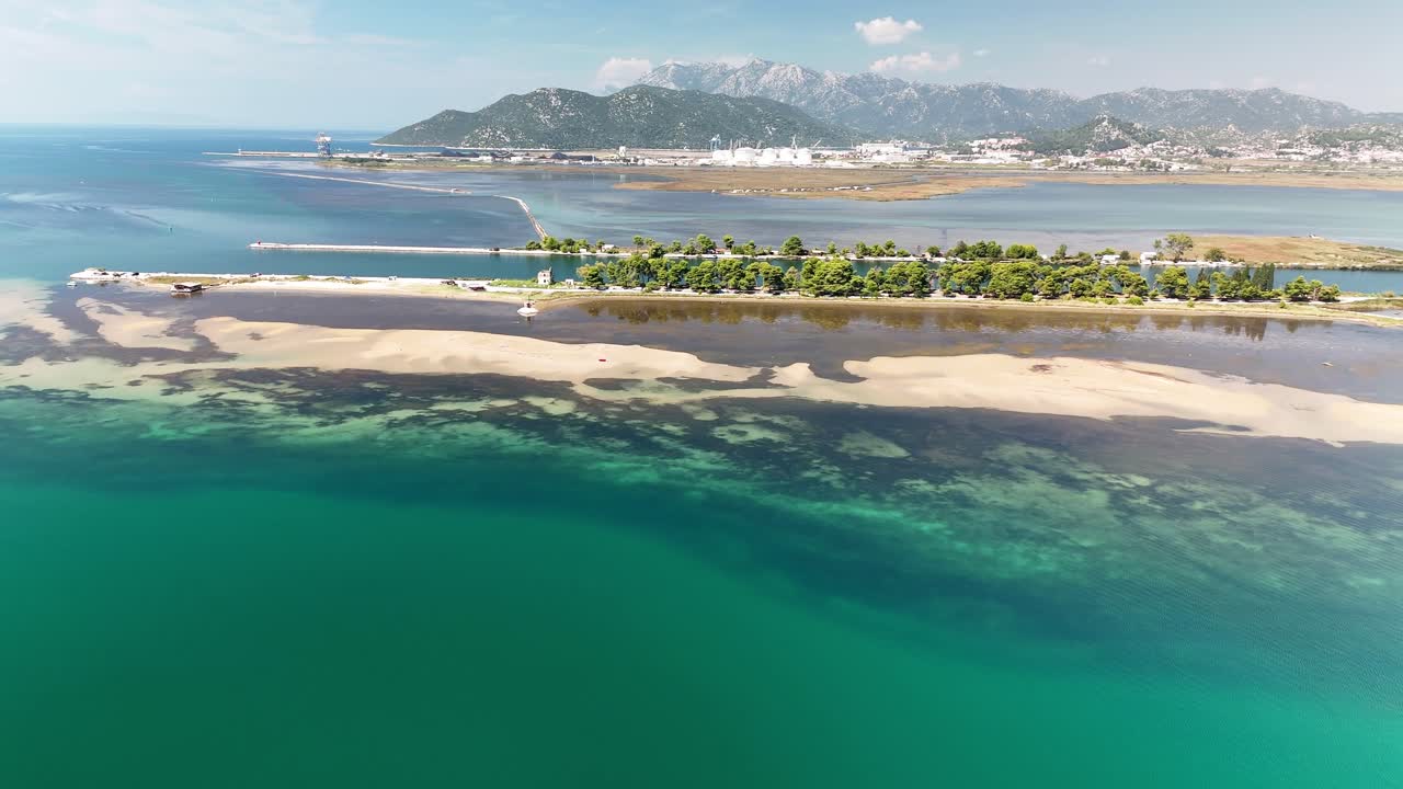 Ilmakuva Neretvan joen vihreästä suistoalueesta lähellä Pločea ja Rogotinia, Kroatiassa. Matalaa hiekkaista vettä, auringonpaistetta, lintujensuojelualue ja purjelautailijan paratiisi upeissa luonnonmaisemissa.