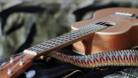 guitarra pequeña ukelele de cerca. seguir el enfoque