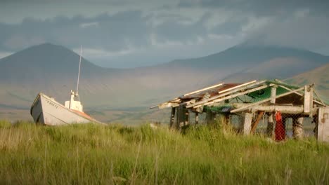 Boot-Und-Hütte-In-Alaska-Grasland