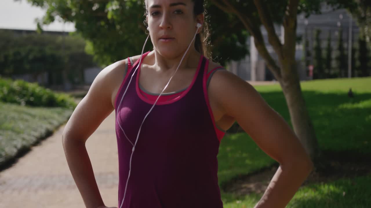 mujer caucásica en un parque