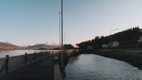 Static-shot-of-boardwalk-and-street-with-traffic-in-Akureyri,-Iceland