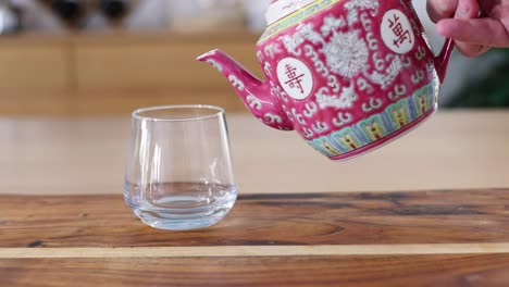 secuencia de té que se vierte en un vaso transparente