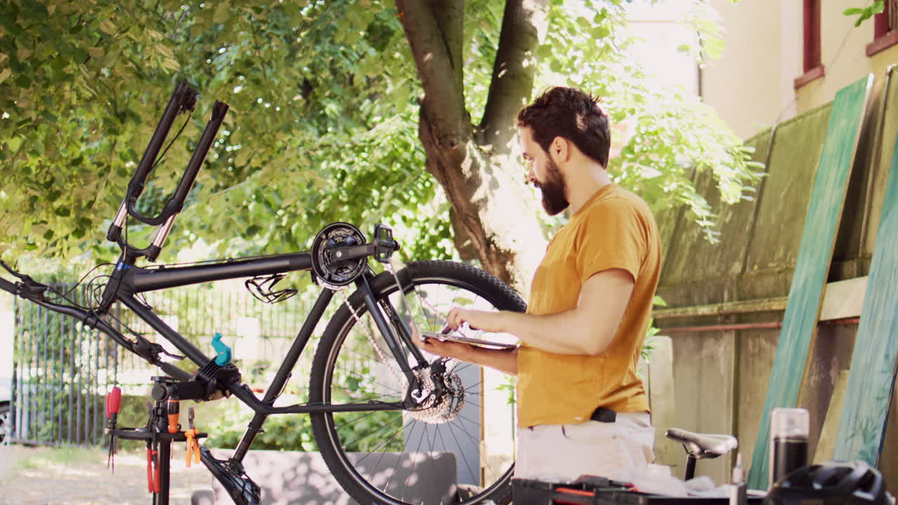 hombre caucásico con una bicicleta de fijación de tabletas
