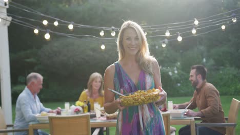 mujer joven sosteniendo bandeja de comida al aire libre