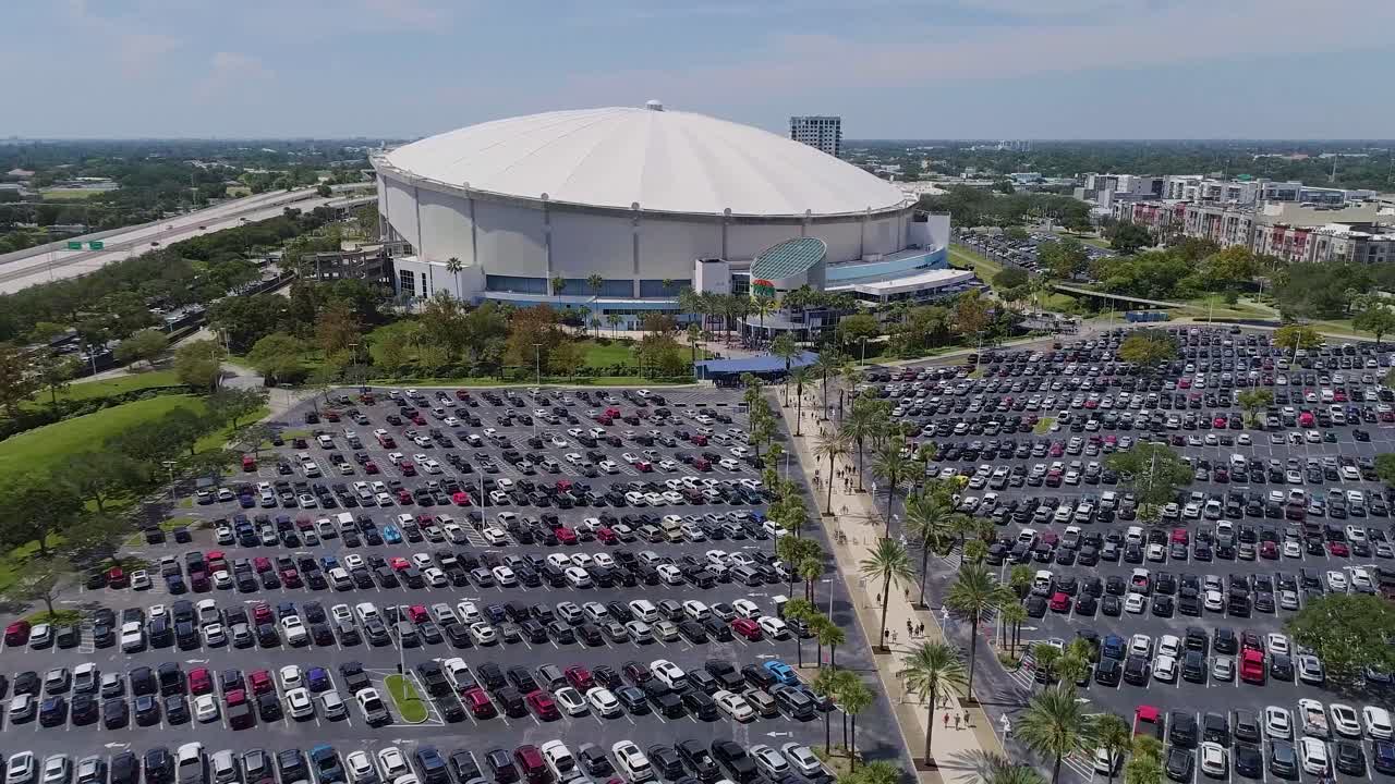 vídeo de drones aéreos 4k de tropicana field y estacionamiento completo en el centro de st.