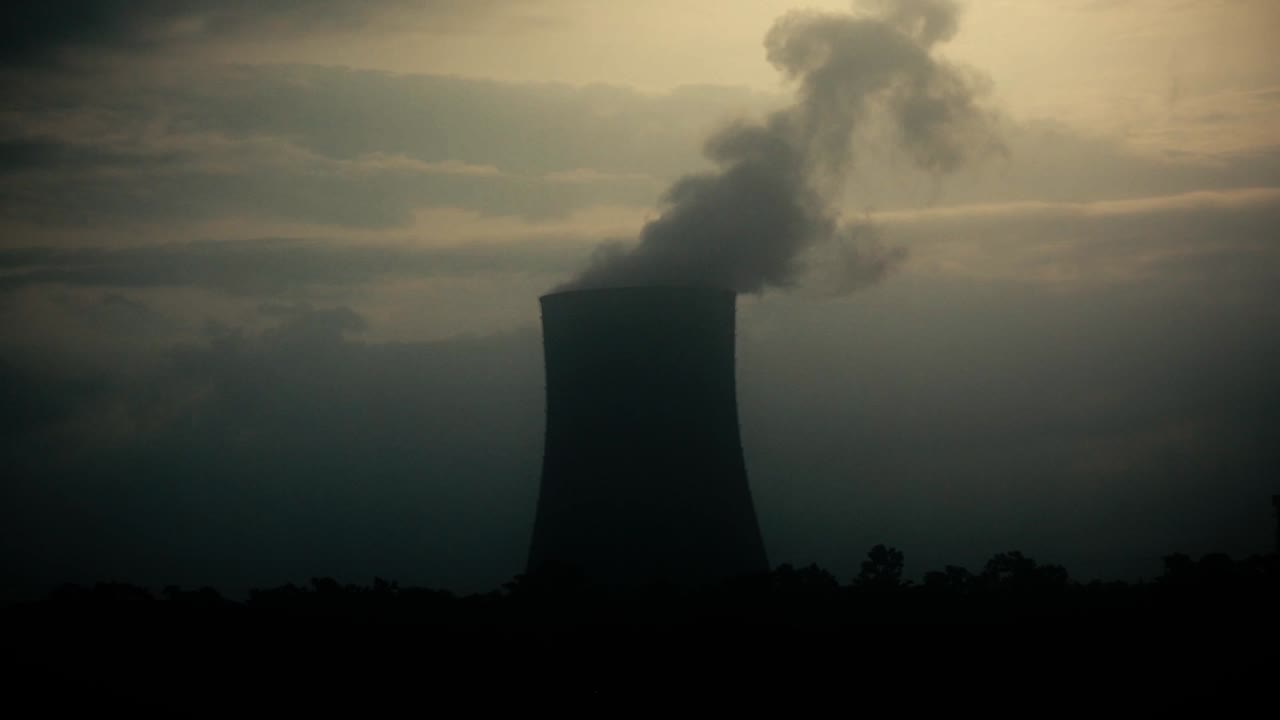 cierre de una torre de refrigeración de una central térmica en funcionamiento