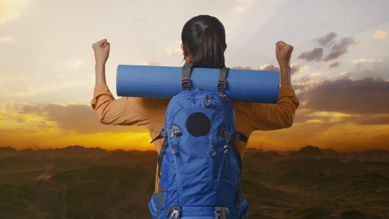 mujer feliz caminando al amanecer o al atardecer