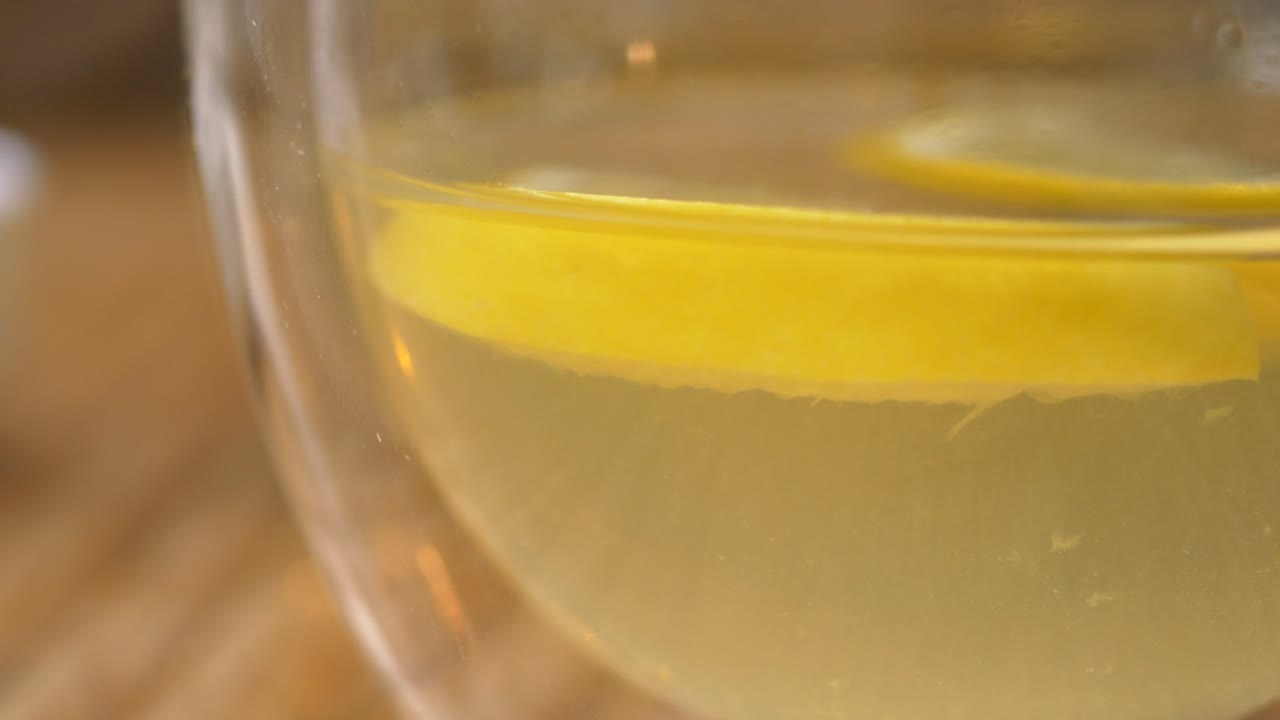 Close-up di un bicchiere di limonata con fette di limone