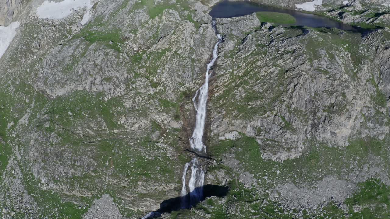 cascata di stroppia en verano, revelando la majestuosa cascada y el terreno accidentado, vista aérea