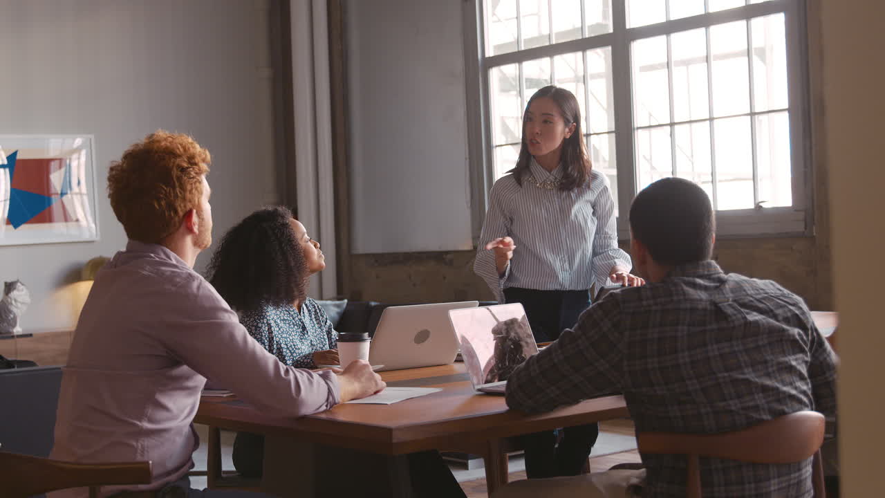 mujer joven liderando colegas en una tormenta de ideas creativas