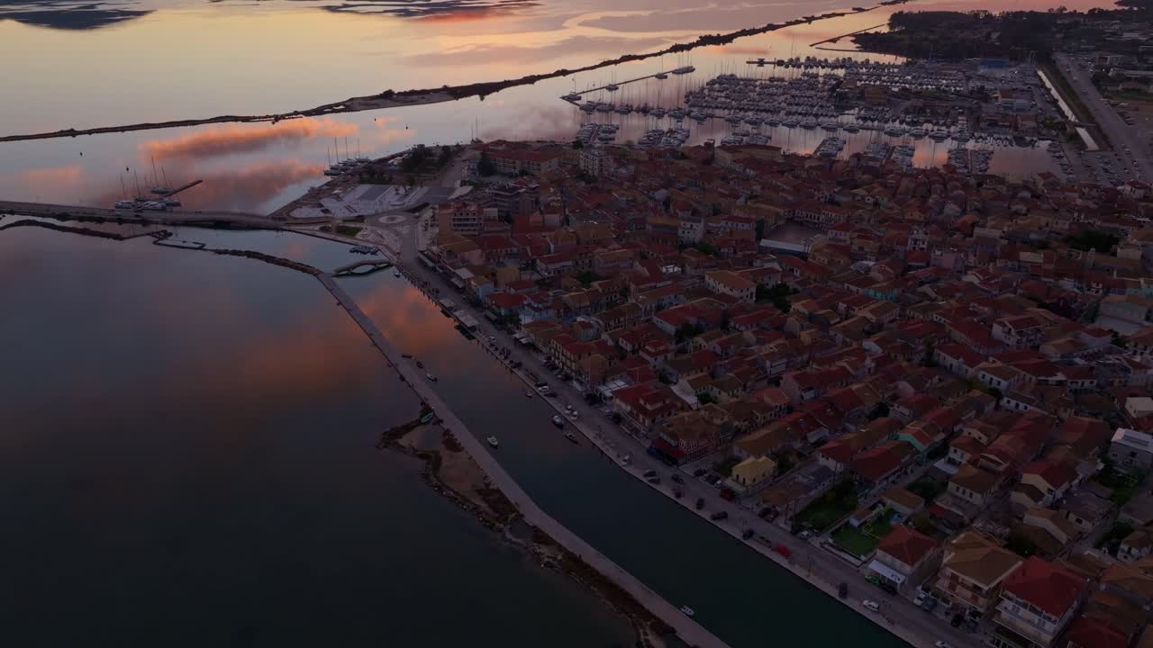 Vista aerea di affascinanti edifici in riva al mare, Lefkada, Grecia