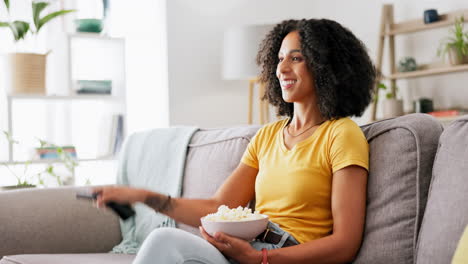 Mujer-Negra,-Sofá-Y-Comiendo-Palomitas-De-Maíz-En-Casa