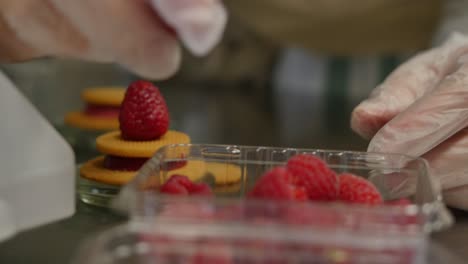 la preparación de frambuesas para el postre
