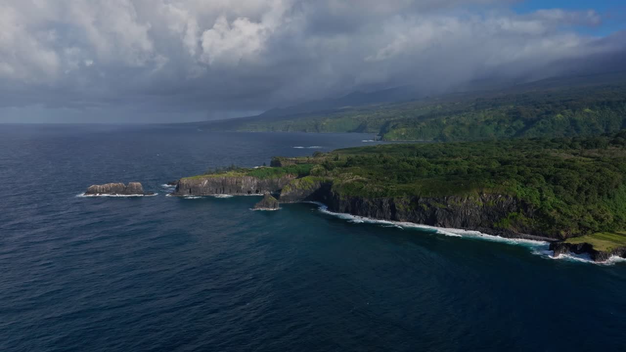 Sorvolando una scogliera rocciosa e l'Oceano Pacifico al largo della costa nord di Maui, Hawaii