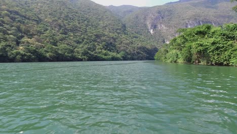 Barco-Navegando-En-El-Rio-Grijalva,-Chiapas-Mexico