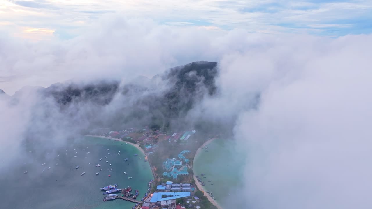 Cảnh quay trên không cho thấy đảo Phi Phi ẩn mình trong sương mù, Thái Lan