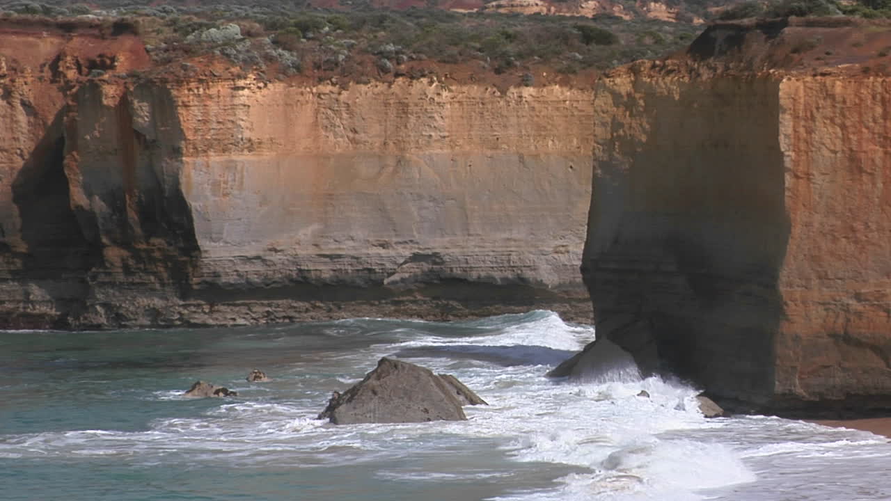 las olas rompen en una costa escarpada en australia