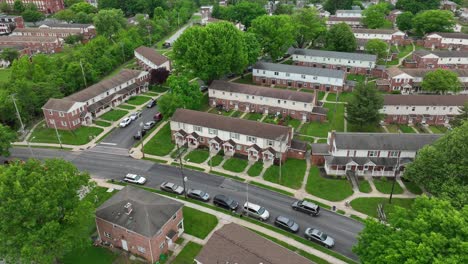 fila de casas en la comunidad suburbana de una pequeña ciudad estadounidense