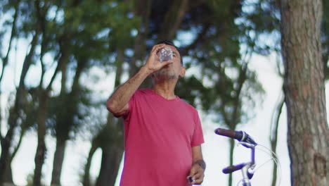 Hombre-Caucásico-Disfrutando-De-Agua-Potable-Después-De-Andar-En-Bicicleta