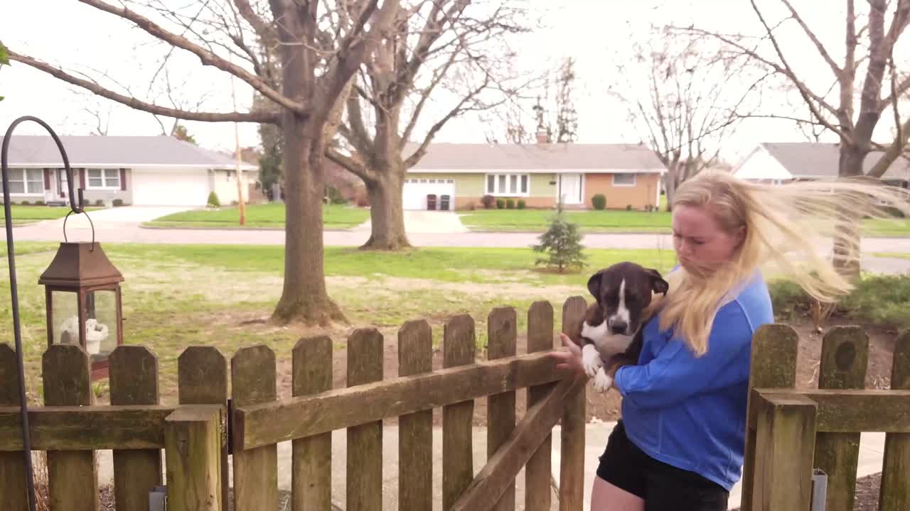 가출한 개를 문 안으로 다시 데려온 여성