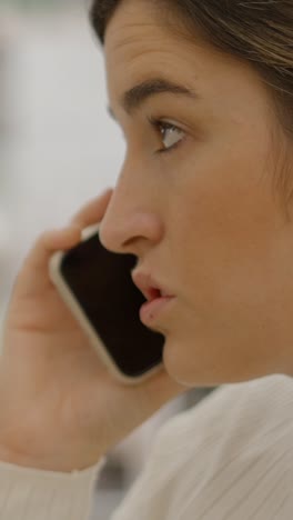 mujer hablando en un teléfono inteligente