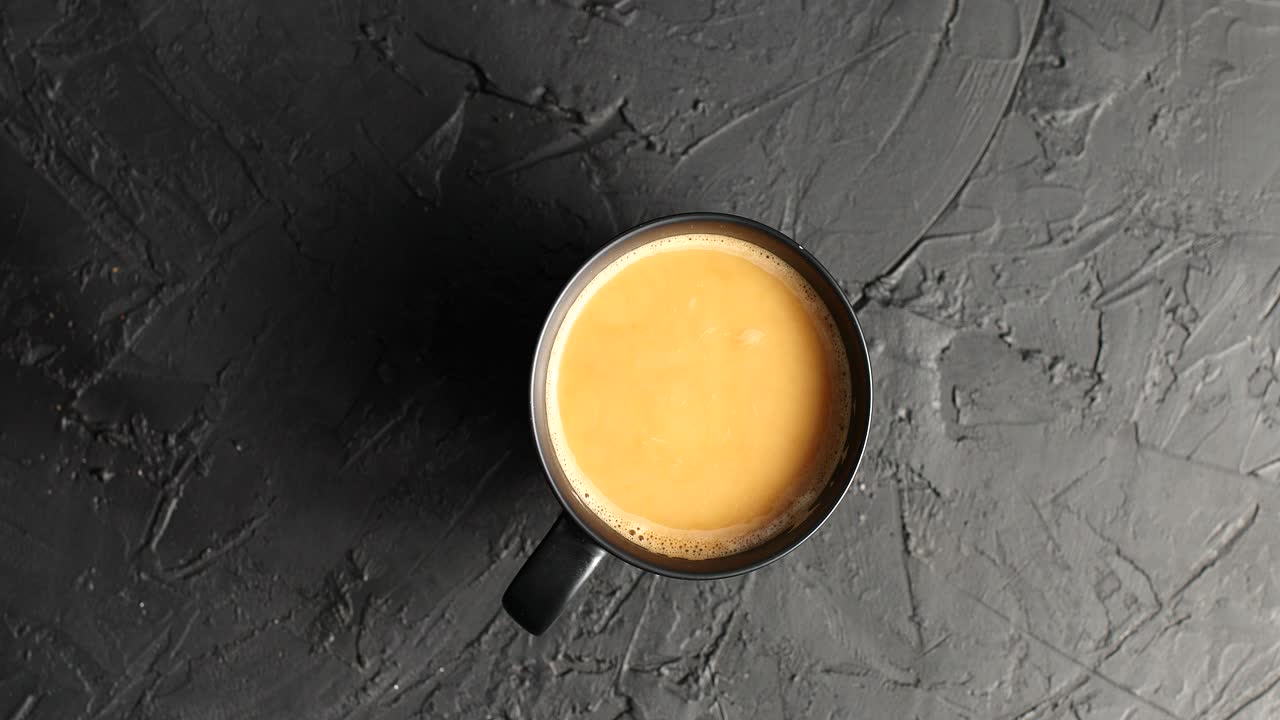 Tazza marrone con caffè e latte