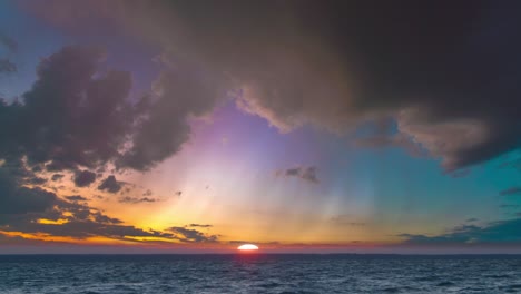 el panorámico cielo colorido sobre el mar. cámara lenta
