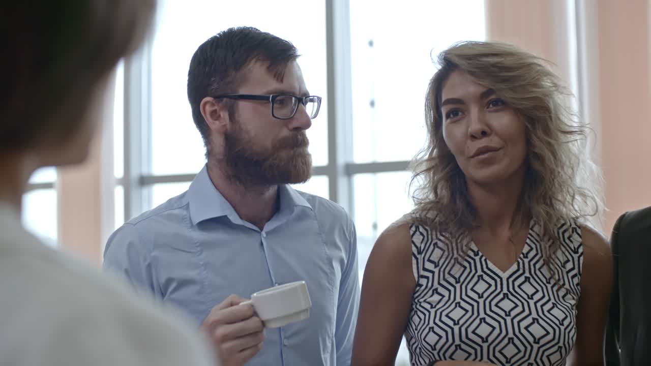 colegas hablando en la oficina