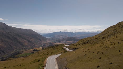 Straße-Schlängelt-Sich-Den-Cardrona-Mountain-Pass-Hinunter,-Crown-Range,-Otago,-Neuseeland