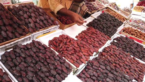 muchas frutas de dátiles expuestas para la venta en el mercado local