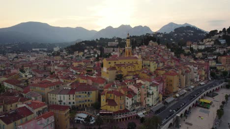 pintorescos edificios coloridos de la ciudad de menton, francia en la costa azul costa de la riviera francesa, desde el aire