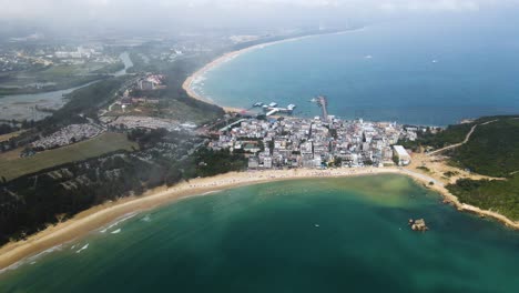 Sanya---Destino-Turístico-De-Playa-Tropical-En-El-Sur-De-China,-Aéreo