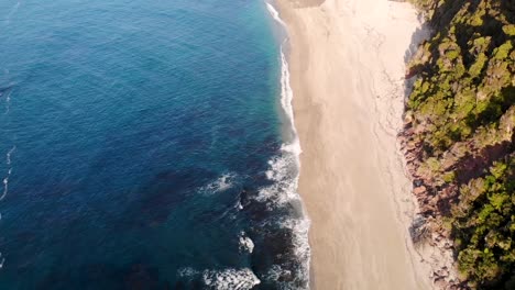 Drohnenverfolgung-über-Dem-Beliebten-Monro-Beach,-Einem-Malerischen-Ort-An-Der-Westküste-Neuseelands---Luftaufnahme