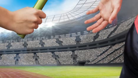 animación de las manos del atleta pasando el bastón de relevo sobre el estadio deportivo