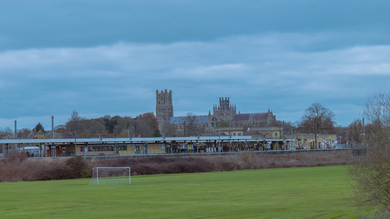영국 케임브리지셔 에 있는 엘리 의 기차역 에서 여객 들 과 열차 들