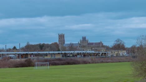 Pasajeros-Y-Trenes-En-La-Estación-De-Tren-De-Ely,-Cambridgeshire,-Inglaterra