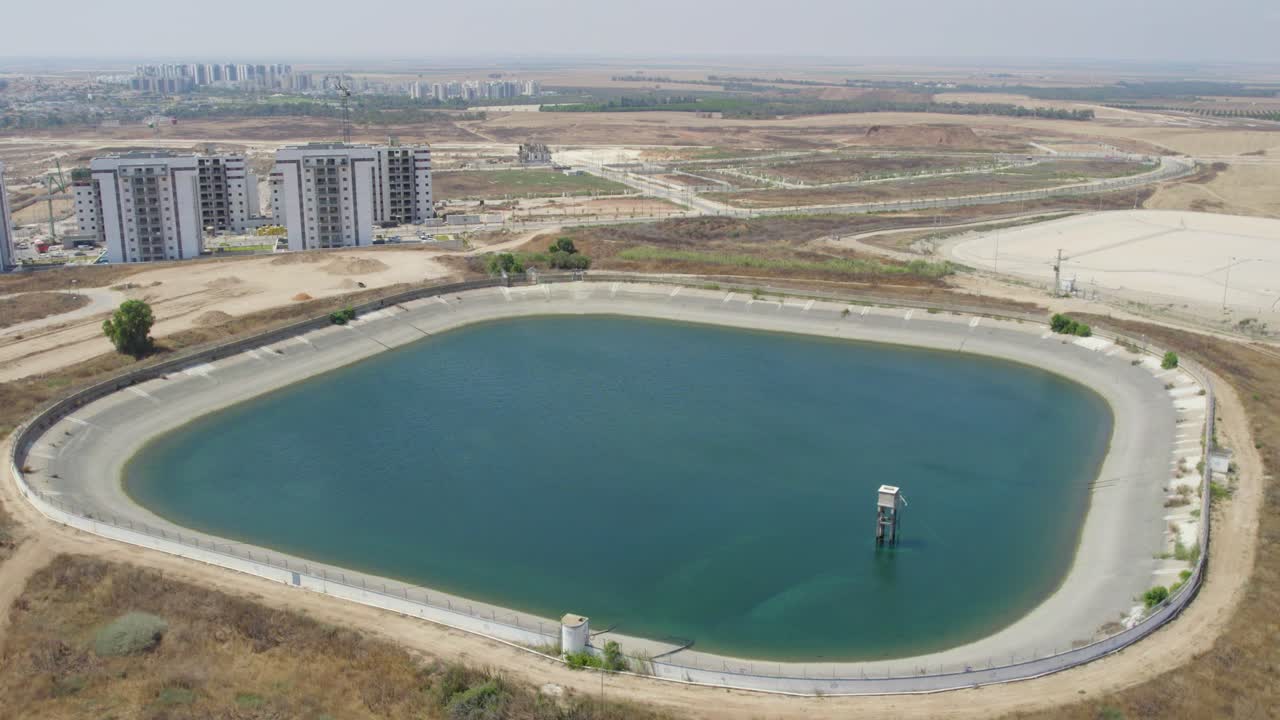 イスラエル、ネティボット市にある水道橋の空撮。