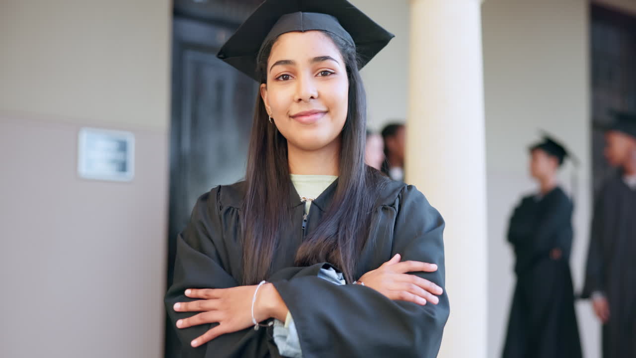 graduación, brazos cruzados y rostro de mujer